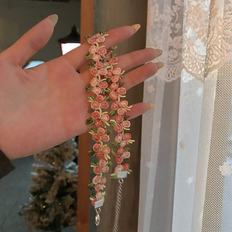 New spring and summer accessories from Japan and South Korea: peach pink lace embroidered flower necklaces, Choker necklaces, collarbone chains, necklaces for women Application Scenario