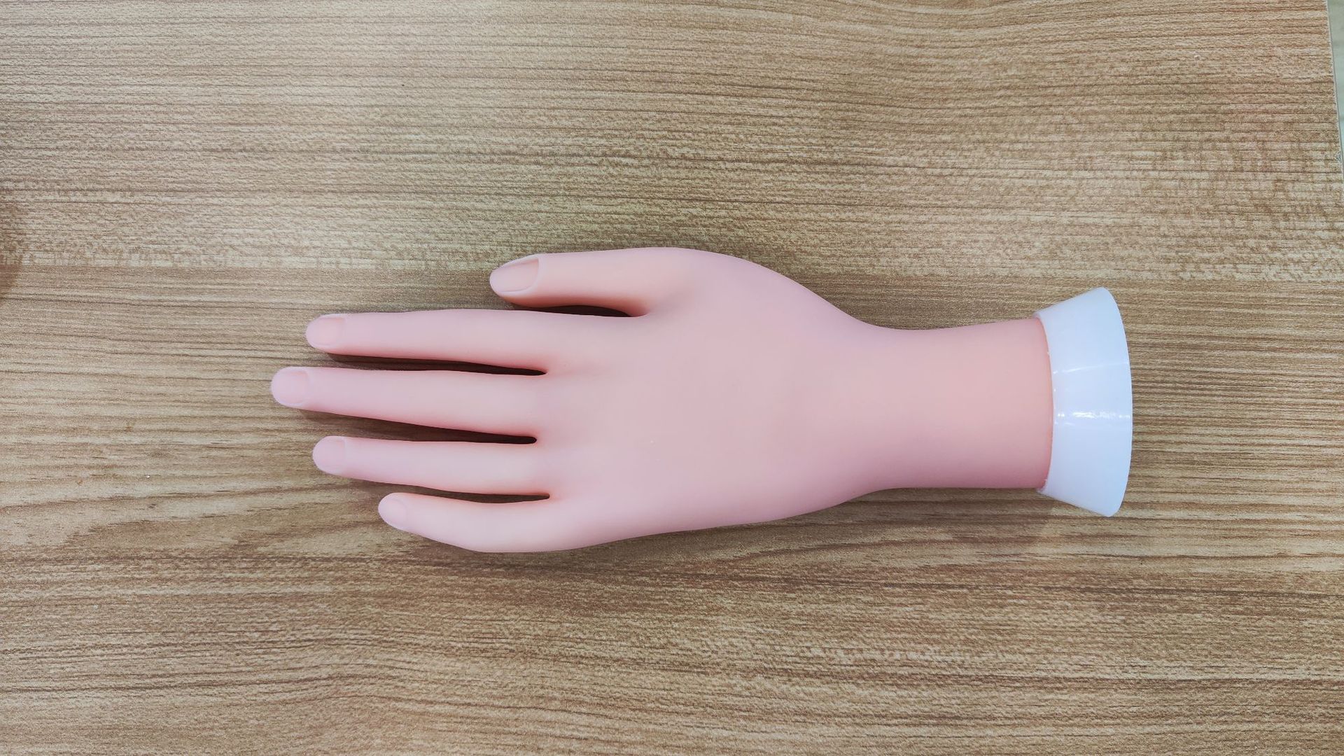 This is a popular simulation hand model for foreign trade, a silicone nail art practice hand with a joint that can bend the nail plate for practice shooting details Picture
