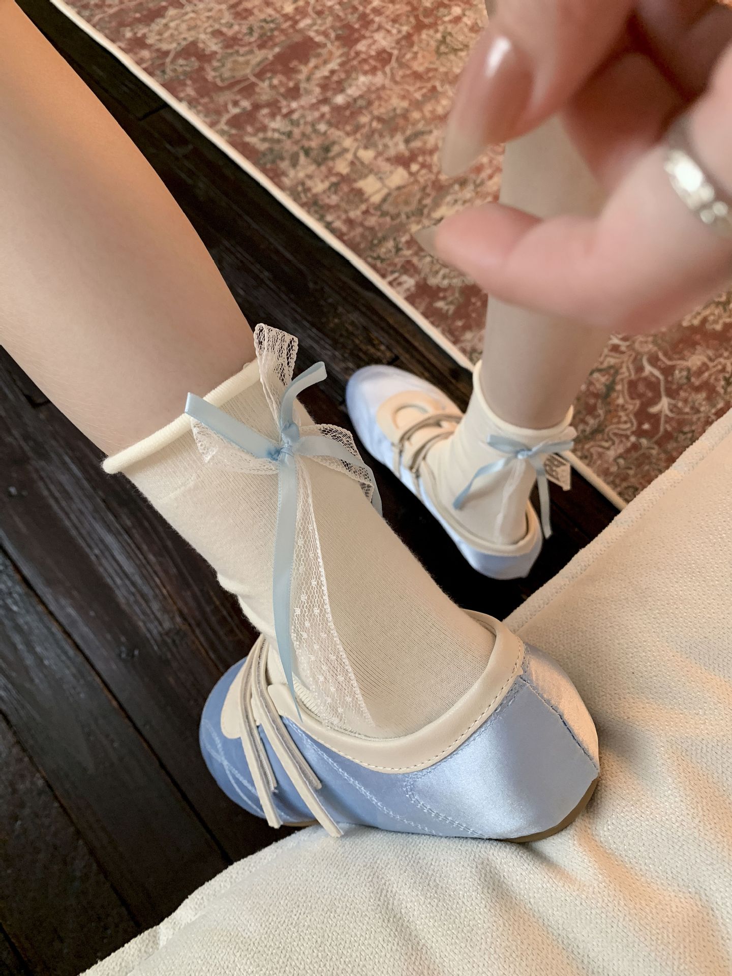 One-piece delivery service for Korean-style bow socks, MiU-style white and blue pile socks for women, new spring and autumn embroidered lace mid-calf socks pic 13
