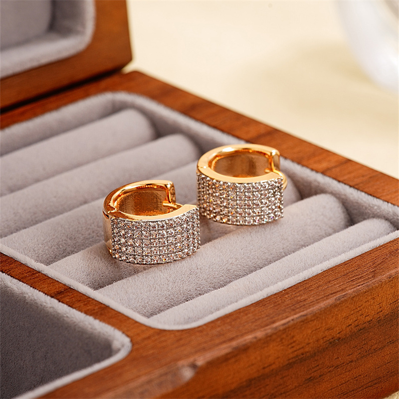A popular cross-border bestseller in Europe and America, featuring a niche and light luxury 18k ear buckle with zircon inlaid wide surface and a high-end feel Specification image