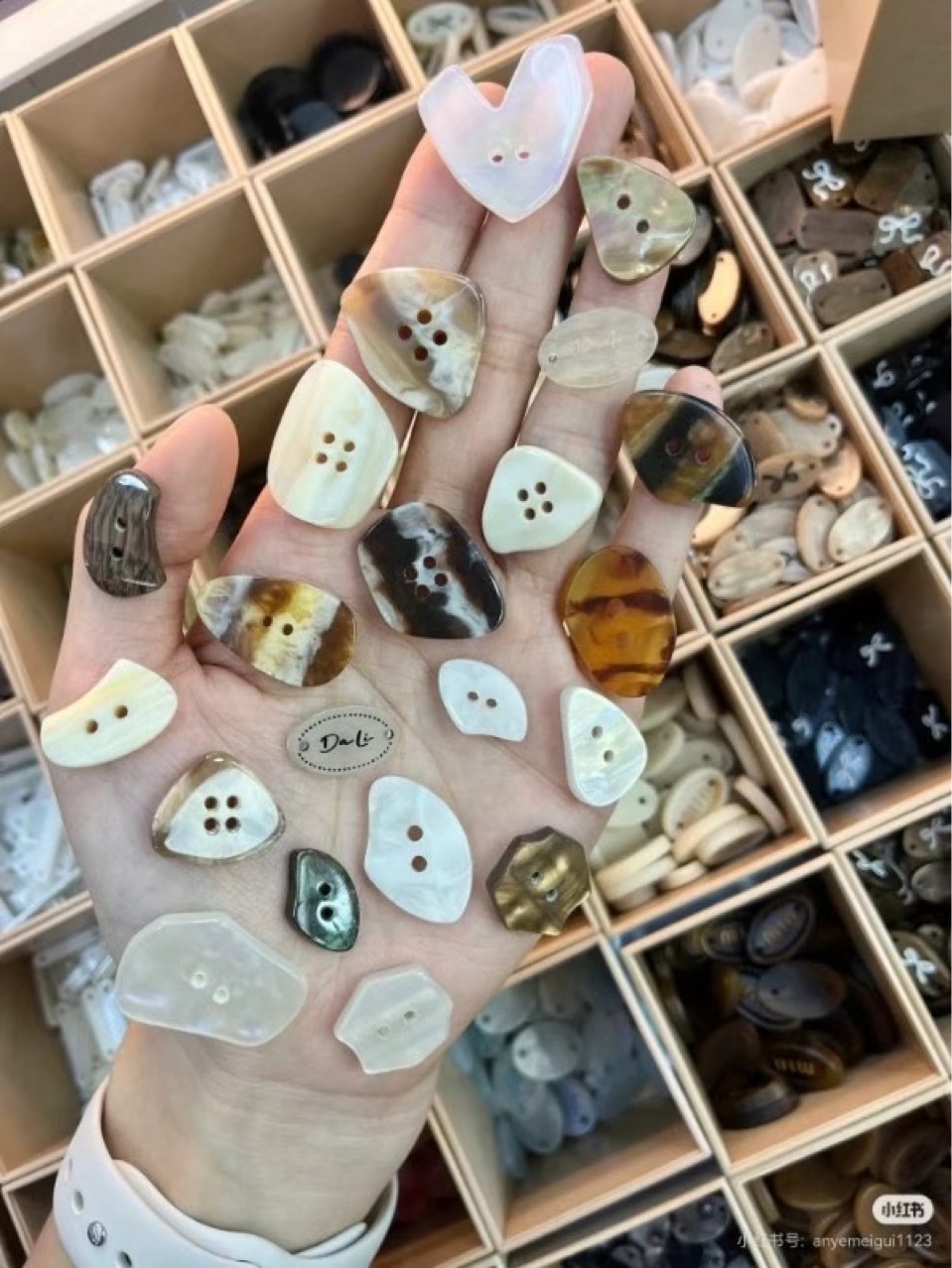 Resin imitation shell clothing label decorative buckle, cute cartoon letter pearlescent buckle, shirt sweater, dress, hat accessories Specification image