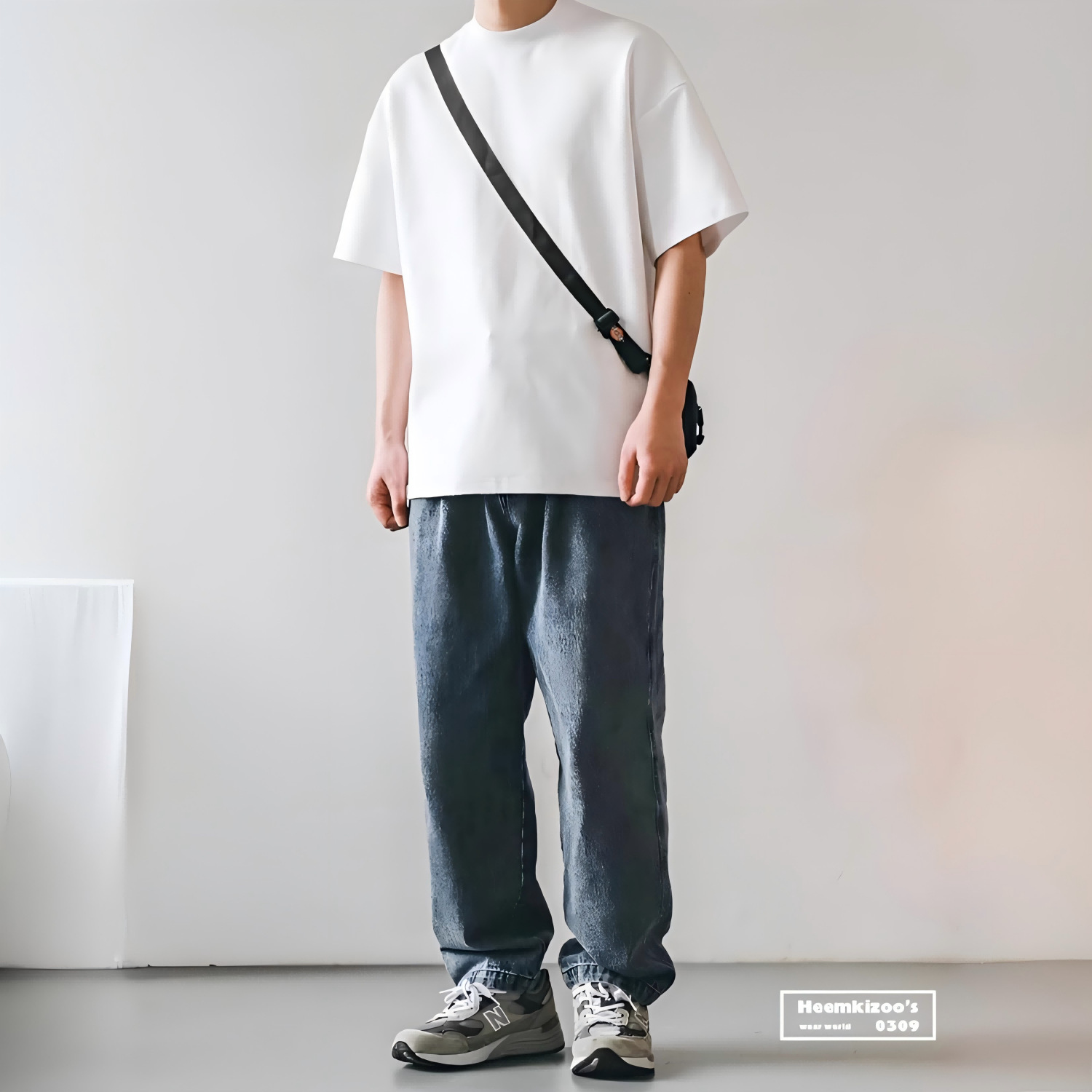 350G American-style heavy pure cotton T-shirt, small collar, short sleeve, semi-high collar base, men's loose small round neck, white half-sleeve Application Scenario