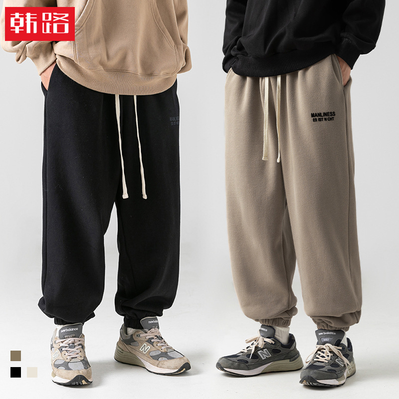 The new autumn/winter 2024 collection of Japanese streetwear sweatpants features a loose-fitting, letter-patterned, plush and drawstring design. q