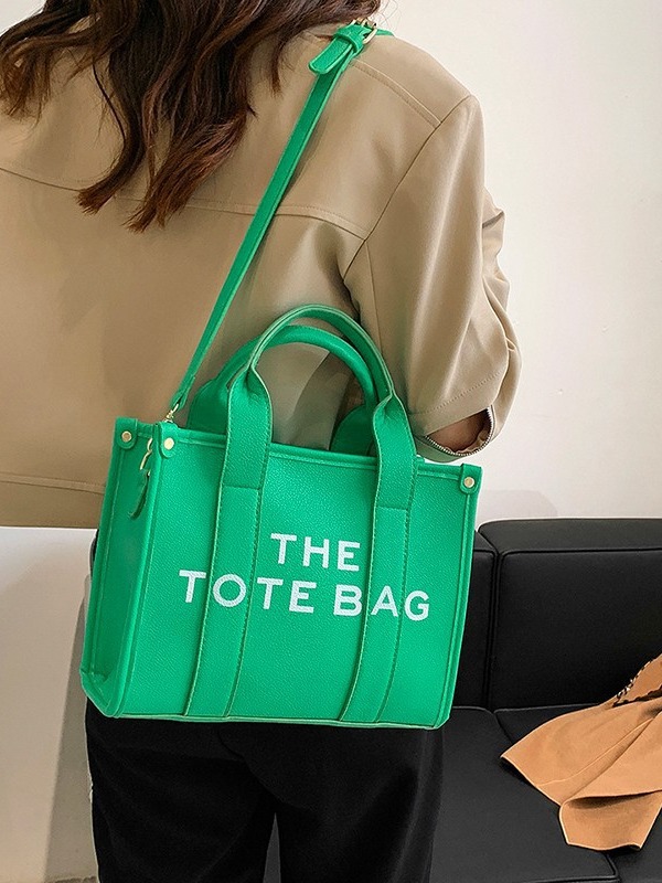The new Tote bag is a simple and retro single-shoulder bag, a fashionable and trendy large-capacity commuting bag, and a niche design handbag details Picture