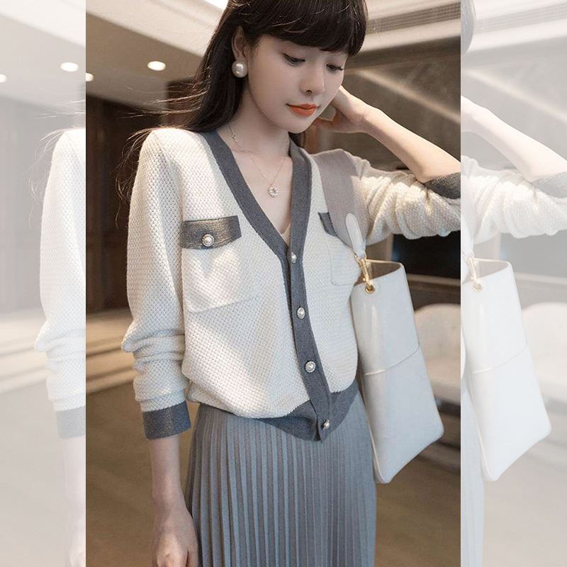 The new autumn women's wear features a retro and chic Hong Kong style, early autumn fashion with a chanel-style top. It has a V-neck and a contrasting color cardigan, exuding a touch of luxury details Picture