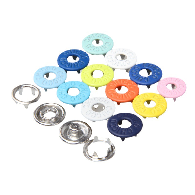 The manufacturer supplies high-precision copper 9.5mm hollow five-pronged buttons and 65 copper 1cm solid pearlescent five-pronged buckles with a covered surface Item Picture
