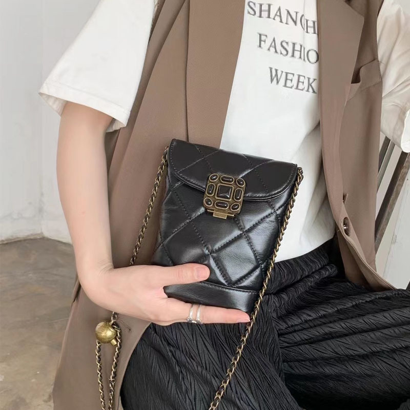 真皮手机包 2022新款小香风菱格水桶包 个性宝石扣链条斜挎小包女