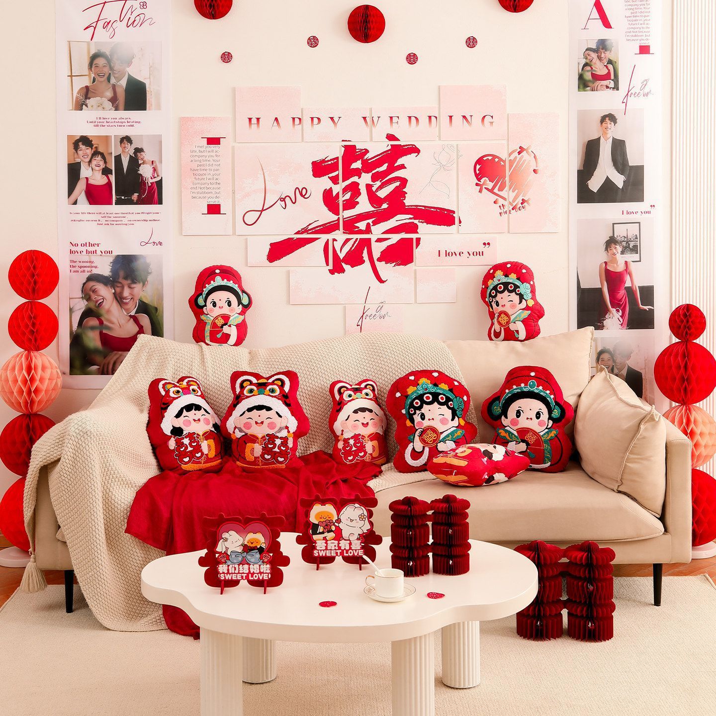 For wedding gifts, a bedpress doll is given to the newlyweds. A pair of new plush toys with cushions are cute and upscale on the wedding bed details Picture