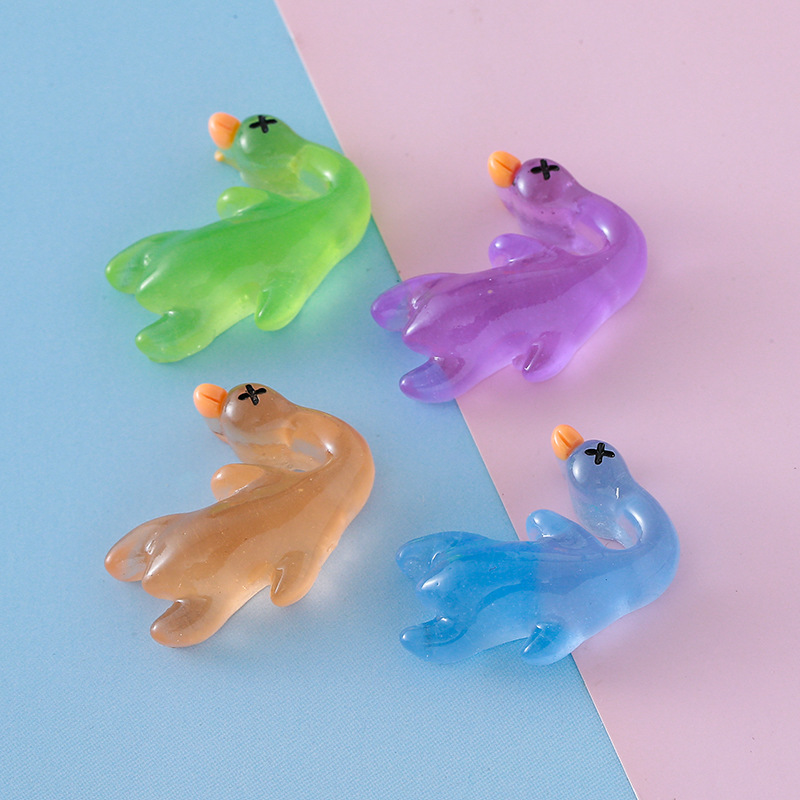 新款树脂夜光迷你鸭钥匙扣书包小挂件车内装饰品创意摆件饰品批发详情图3