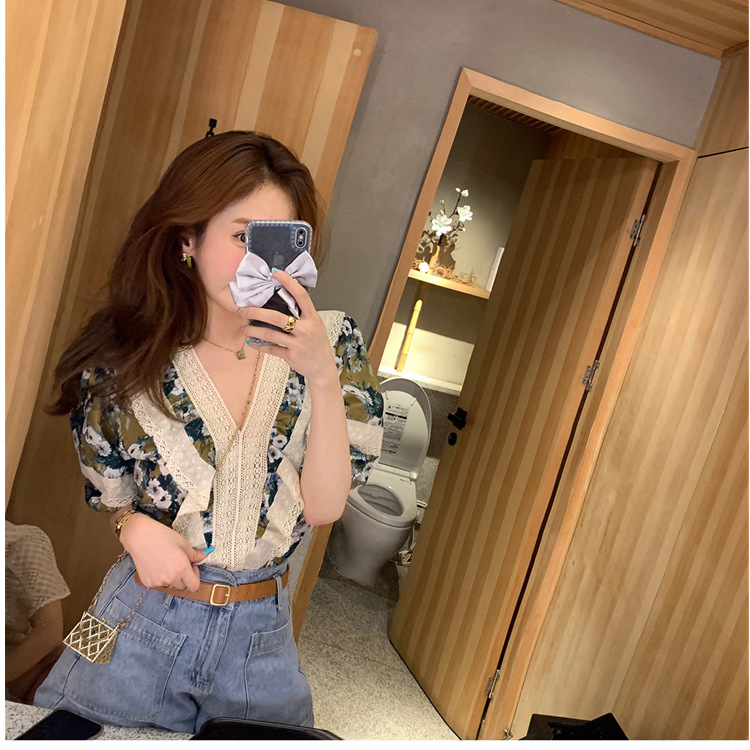 A retro green short-sleeved lace V-neck shirt with small floral prints from the US summer, featuring puffed sleeves and ruffled edges details Picture