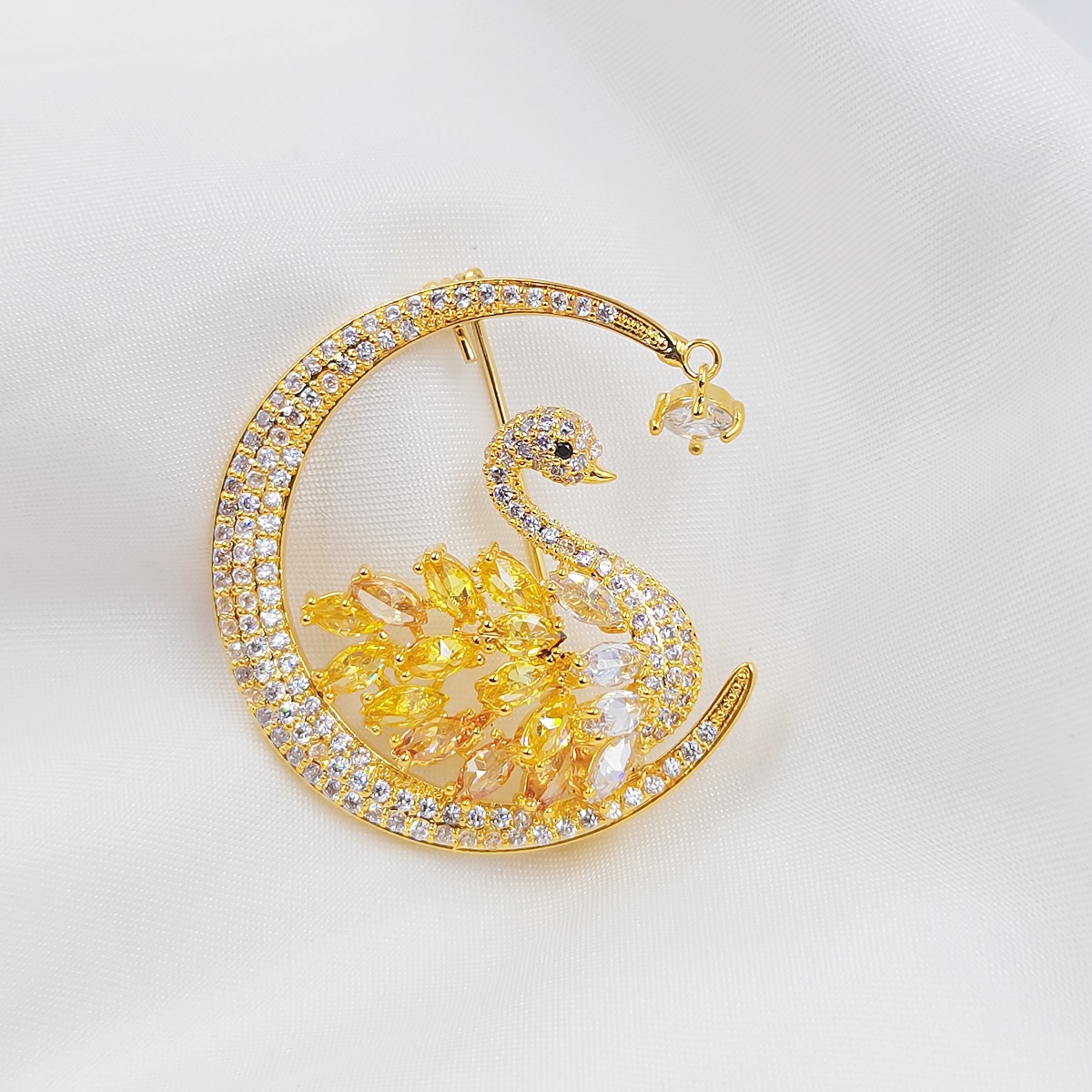 韩国高档高级感华丽锆石气质优雅天鹅胸针时尚西服别针扣固定衣服大衣配饰品产品图