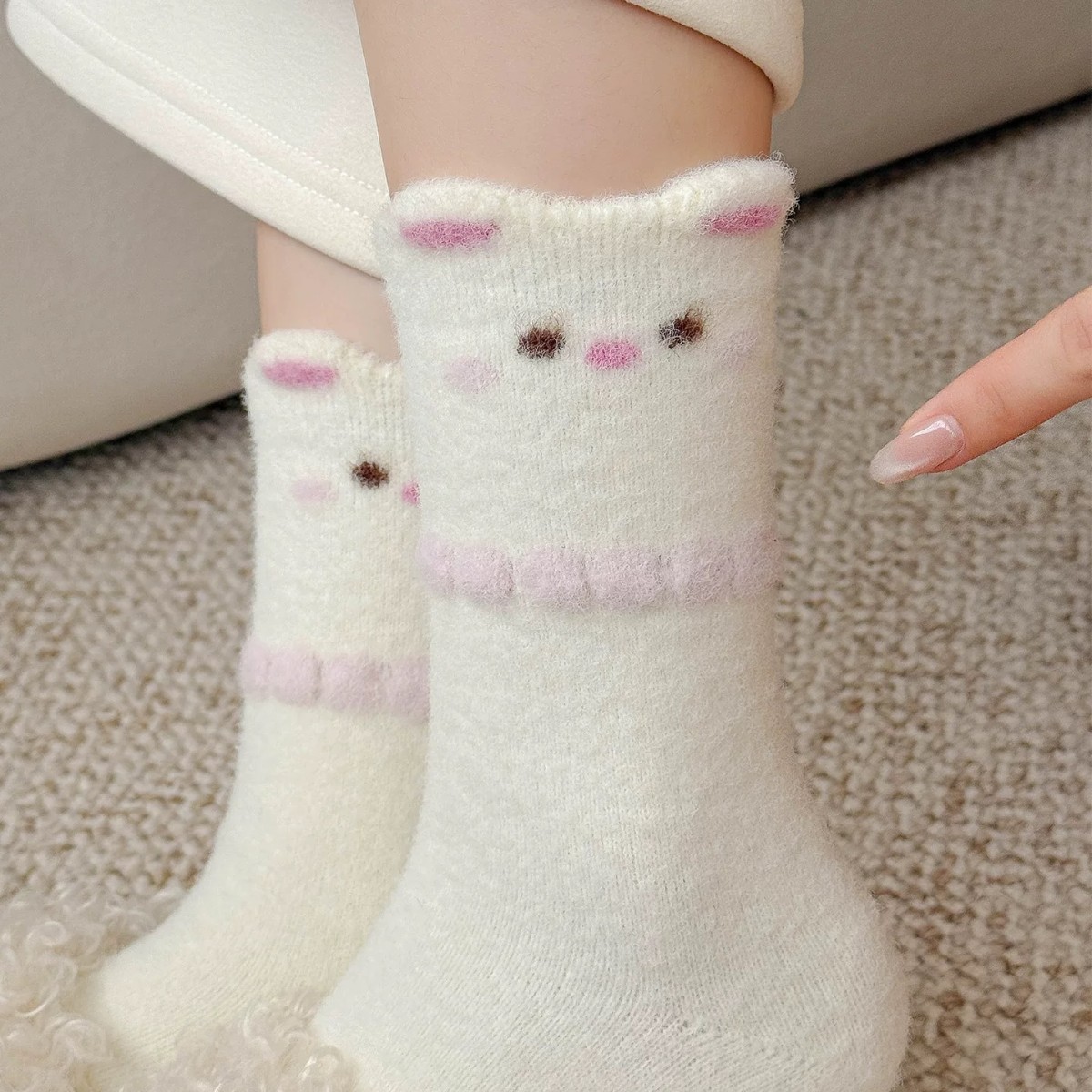 One-piece delivery of Australian fleece autumn and winter socks for women, pink and purple, cute cat animals, cartoon embroidery, mid-calf socks, warm postpartum socks, floor socks Application Scenario