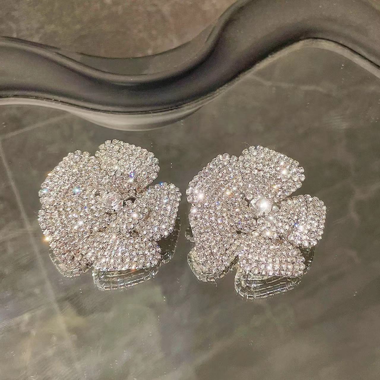 The same style of exaggerated full diamond rose flower welded silver needle earrings as Dongdaemun in South Korea, light luxury and high-end stud earrings Item Picture