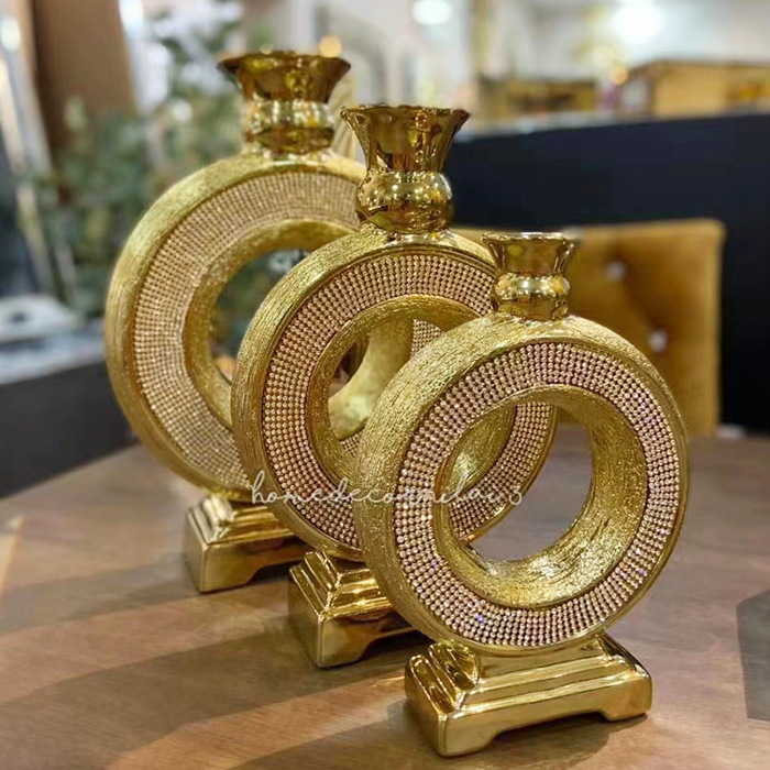 قطعة من مزهرية من محل الزهور في فندق كيك Specification image