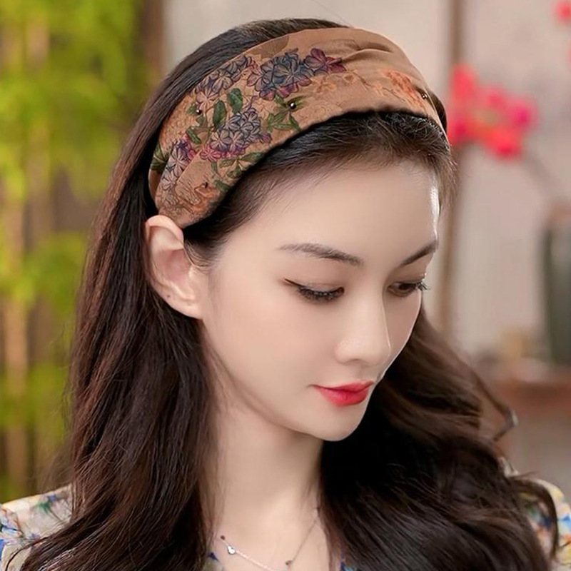 The Chinese-style wide-brimmed hairband fabric is simple, fashionable and stylish. The hairpin can cover white hair, and the headband can press the hair and wash the face. It is a ethnic-style headwear details Picture