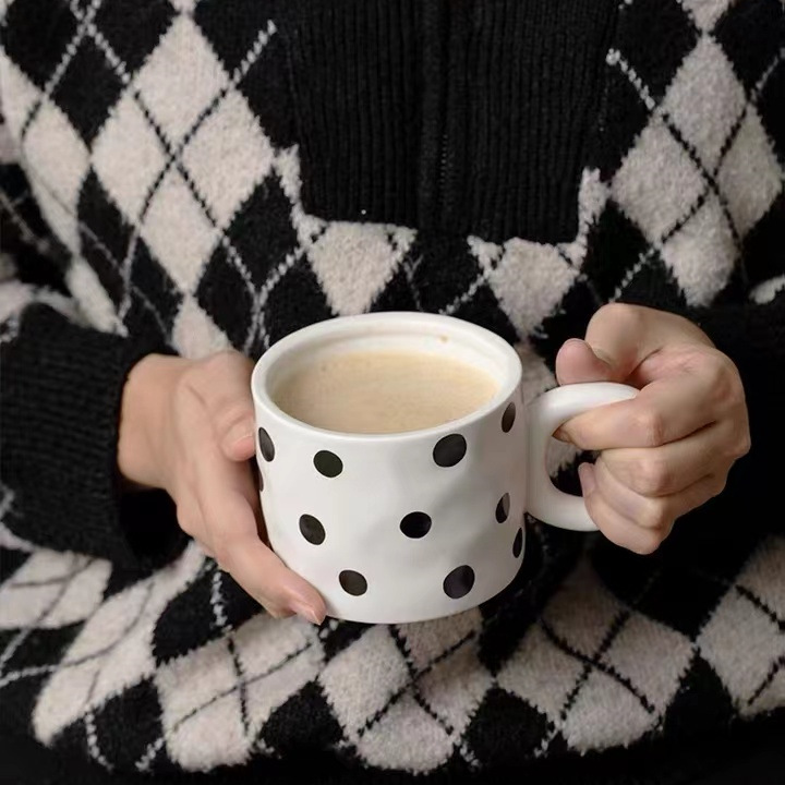 Checkerboard retro mug with lid, ceramic water cup, office women's design sense, niche cup, creative coffee cup Application Scenario