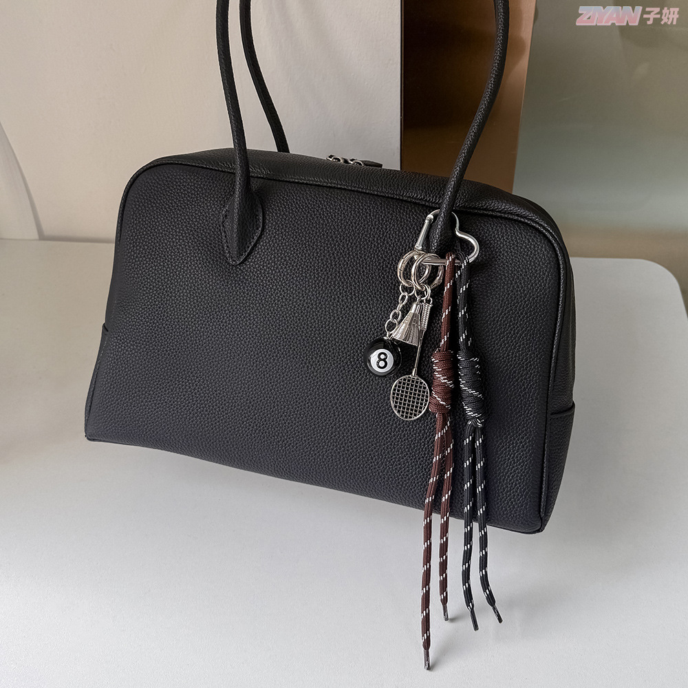 مفتاح مفاتيحقائب "يو" من سلسلة "البلياردو السوداء 8" المزخرفة Specification image