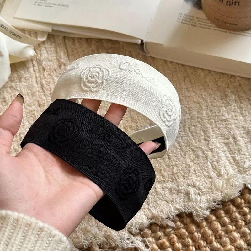 Soft and bouncy! The camellia flower delicately embossed wide-edge headband exudes a light luxury and a sense of high-end sophistication. It features a small fragrance style with embossed wide-edge headband pic 1