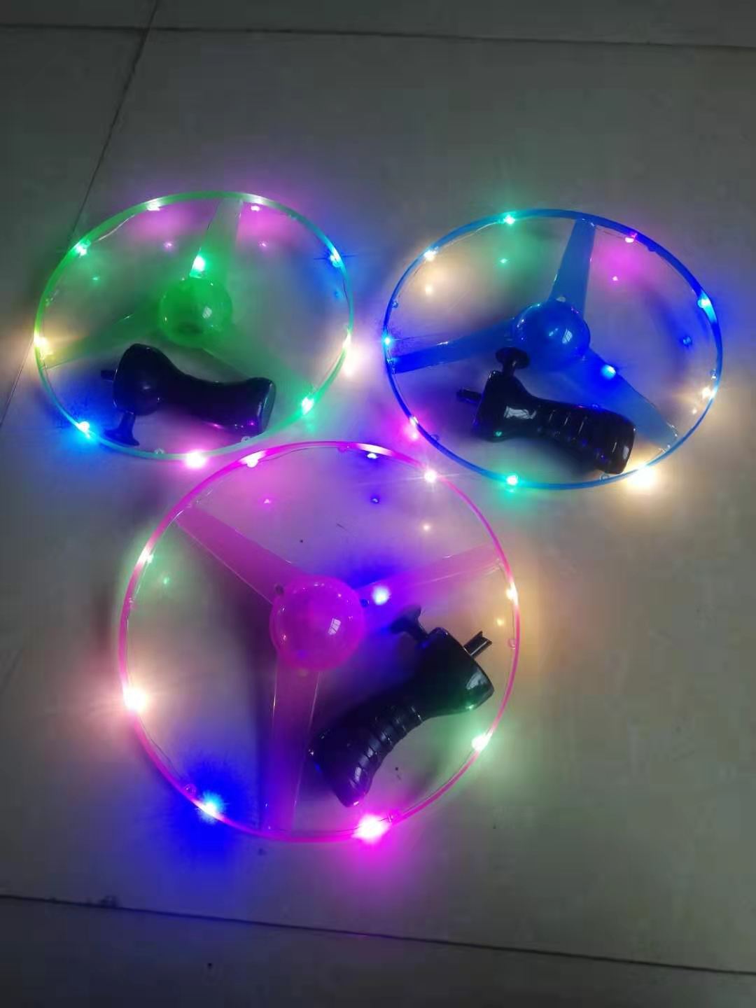 Factory direct sales of colorful light drawstring flying saucers, seven-color flying saucers, night market street stalls, square toys, hot sales wholesale Application Scenario