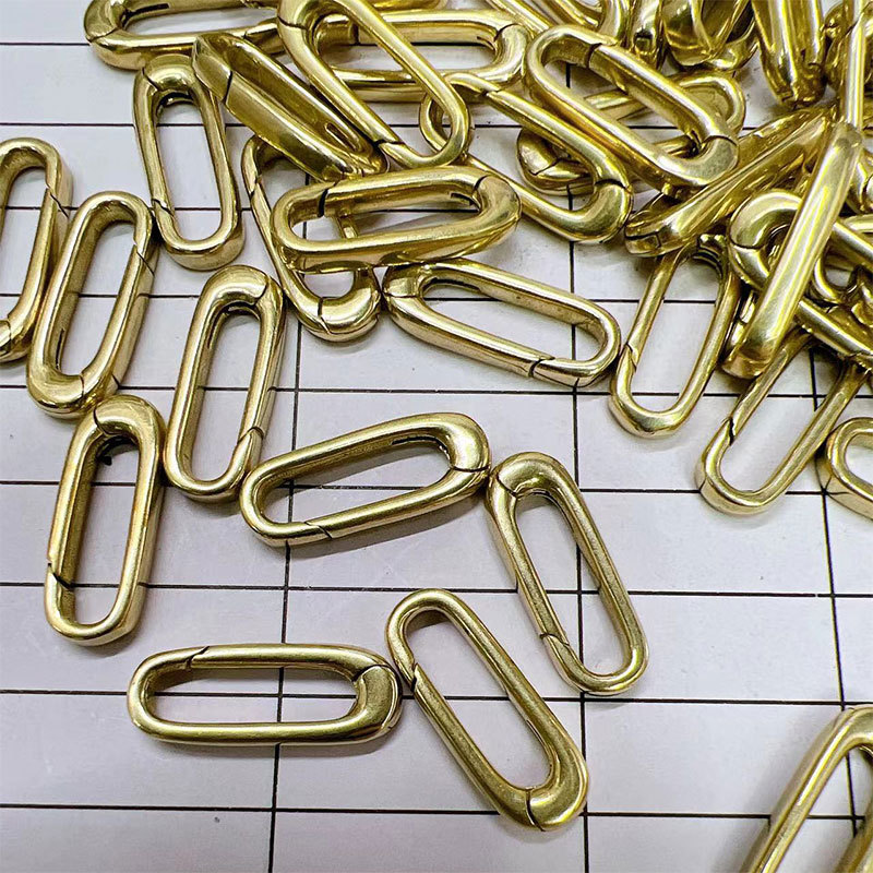 The irregular-shaped oval buckle, O-shaped ear ring, brass bag buckle, accessory connecting buckle, and rectangular lobster buckle are selling well across borders Application Scenario