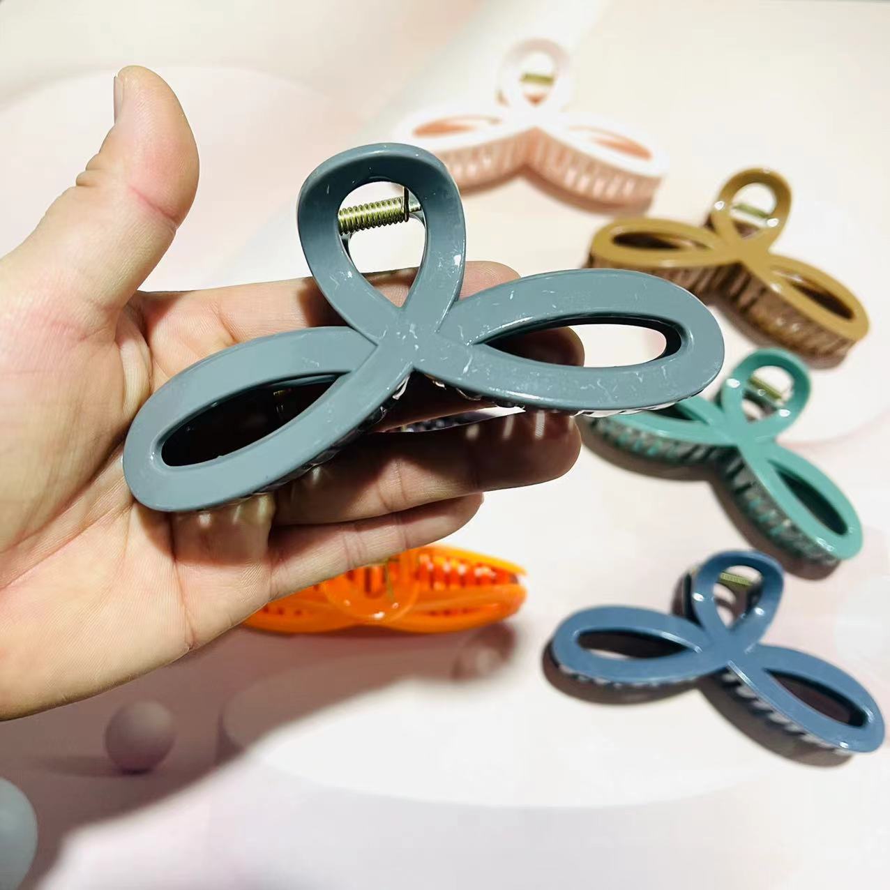 Glasses gripper 12/ pack 1200/ box, fashionable hair gripper, plastic gripper, colored hair gripper, straight gripper, popular hair gripper 1 yuan supply Application Scenario