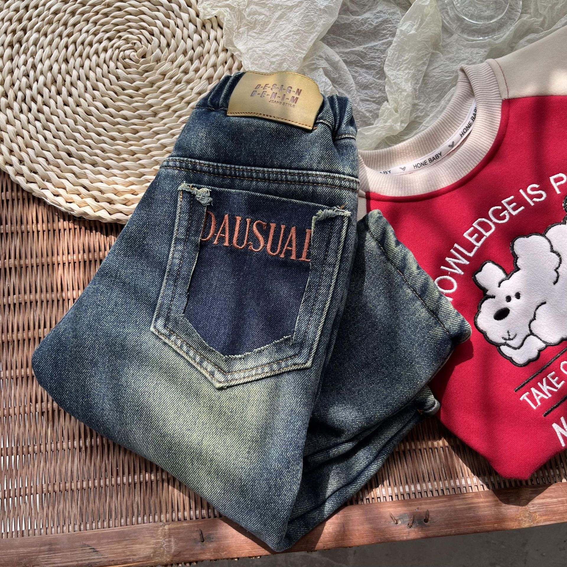 New autumn and winter children's clothing: Boys' labeled lettered pocket fleece jeans, Korean-style stylish long pants details Picture