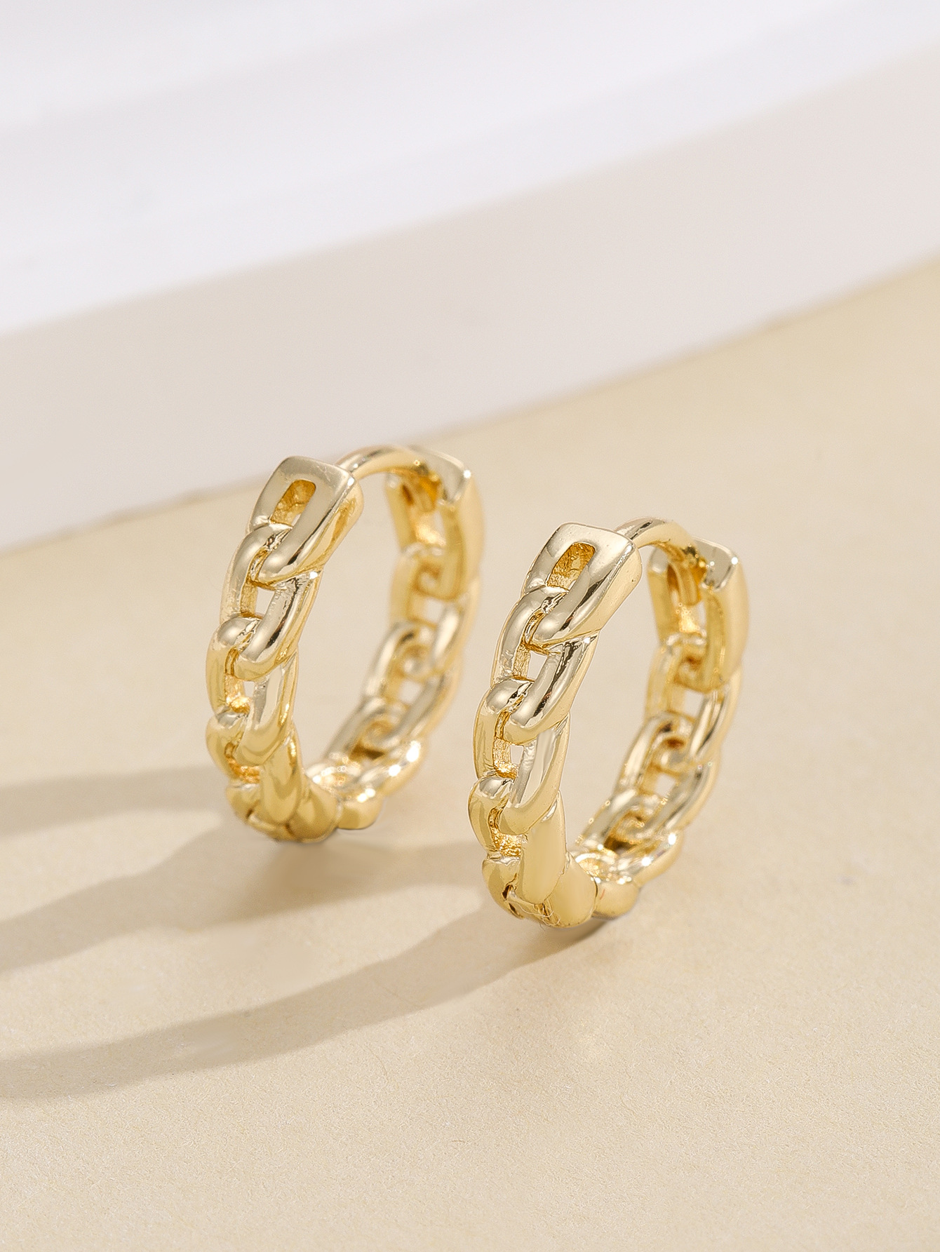 Personalized chain ear loops, simple Korean, European and American style, Hong Kong style, gold chain twist small ear loops, ear loops and earrings Specification image