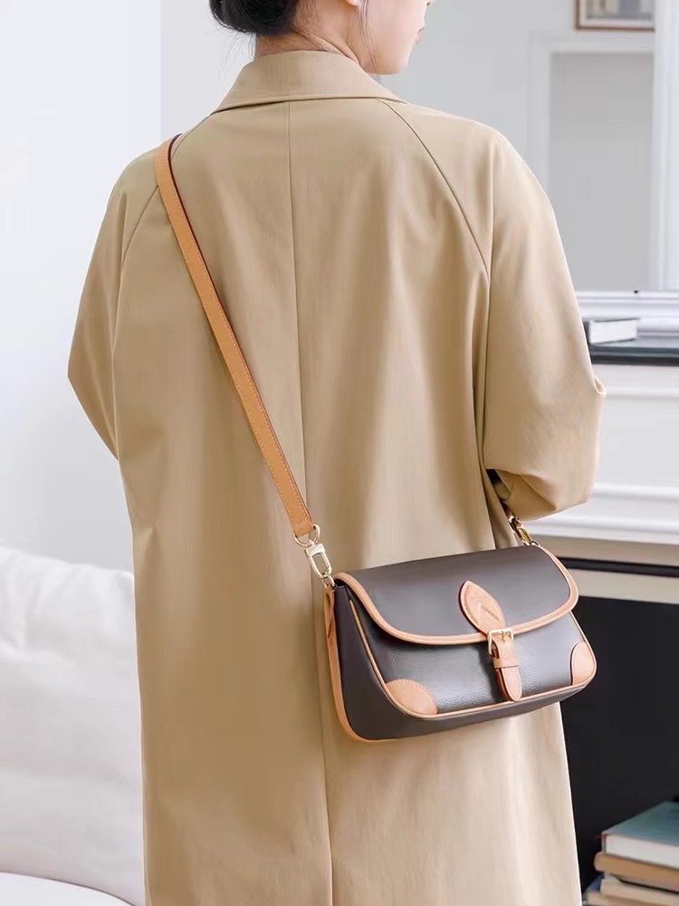 男士渠道货法棍包老花宽肩带单肩斜挎腋下包颗粒感强油润质感菱形点阵皮具男包袋详情3