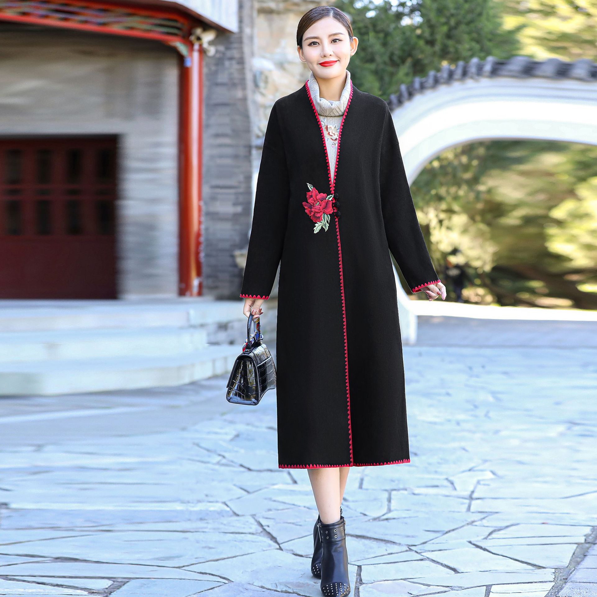 Winter 2021 warm woolen coat with ethnic style, retro embroidery, large size, long and fitted woolen coat for women details Picture