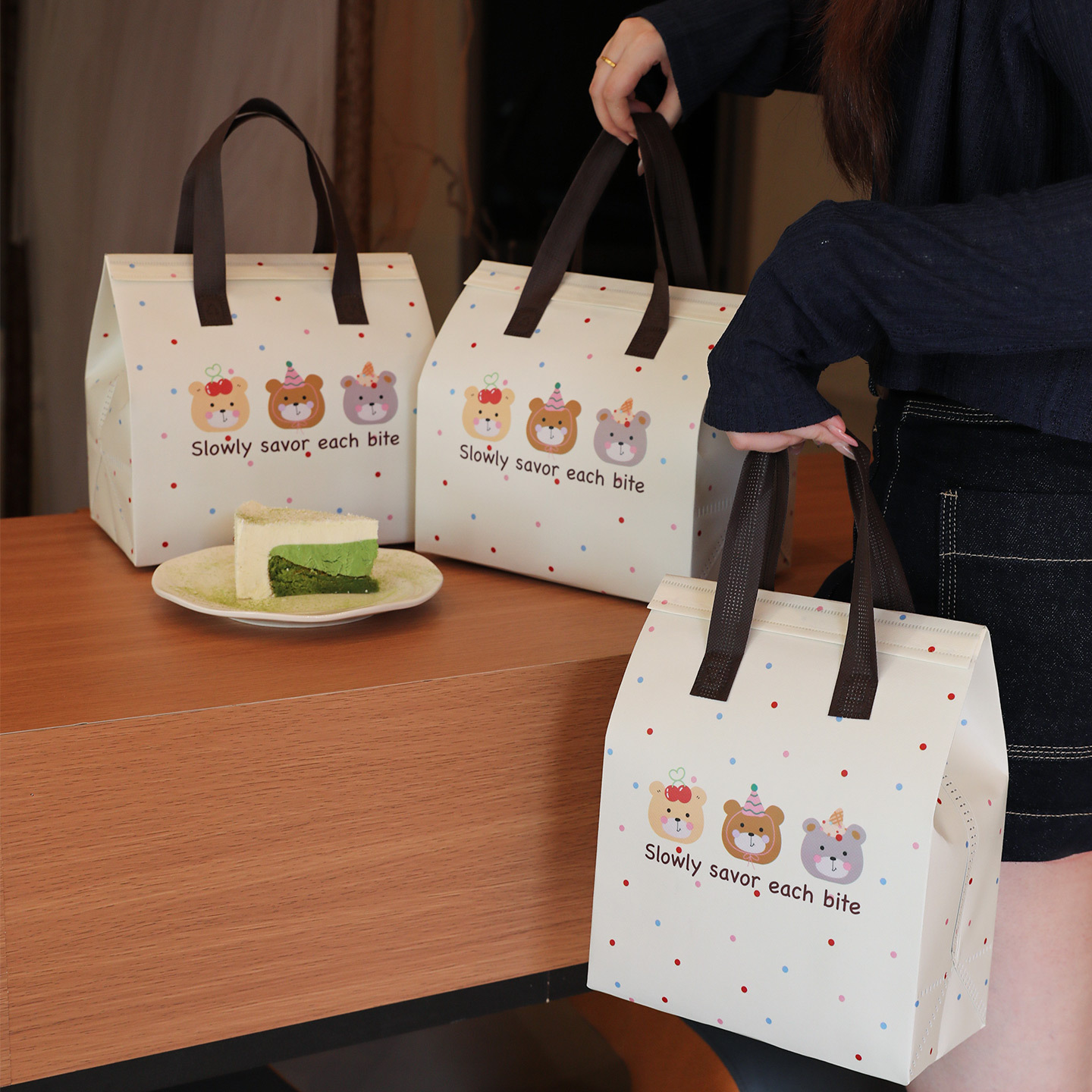 Disposable insulated bag, takeout packaging, dessert and catering, cake packing, thickened non-woven fabric aluminum foil handbag logo Specification image