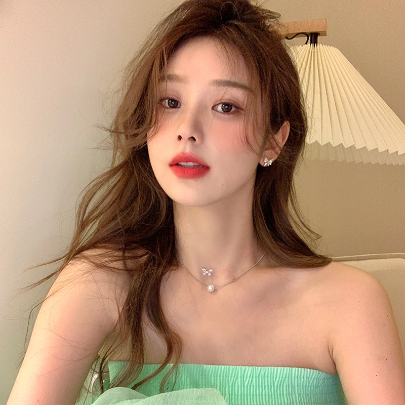 Double-layer butterfly pearl necklace for women, with a light luxury and niche design sense, exuding a high-end and ethereal charm. 2022 new style collarbone necklace Application Scenario