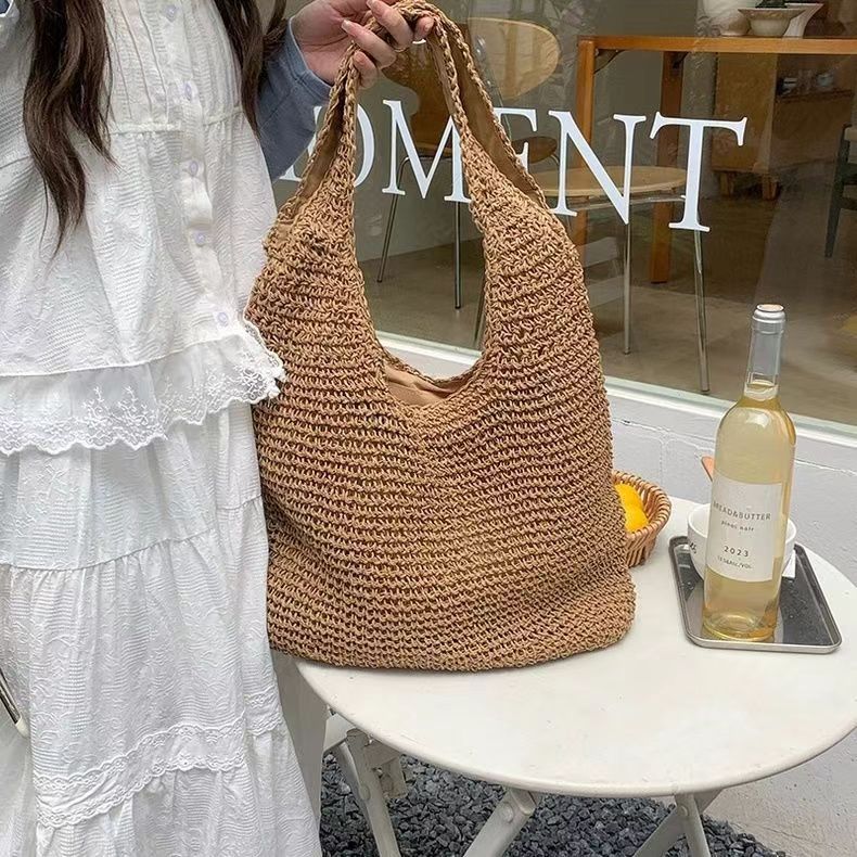 2021 New Summer versatile casual single-shoulder bag for women, forest-style hand-woven bag, large-capacity beach bag Application Scenario