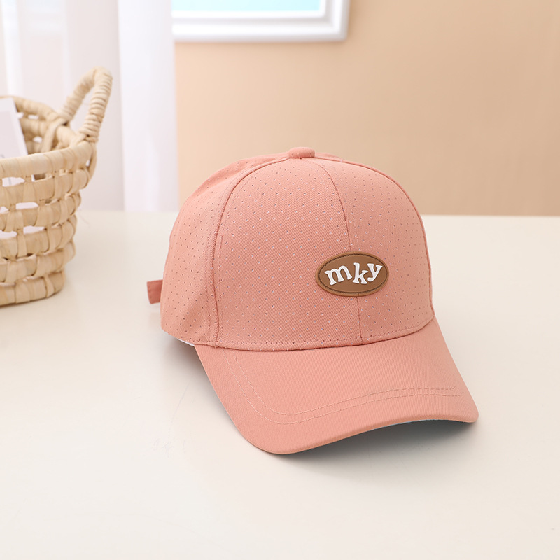 Spring and summer new children's caps, Korean-style leather label letter baseball caps for boys and girls, fashionable sunshade and breathable baseball caps in stock details Picture