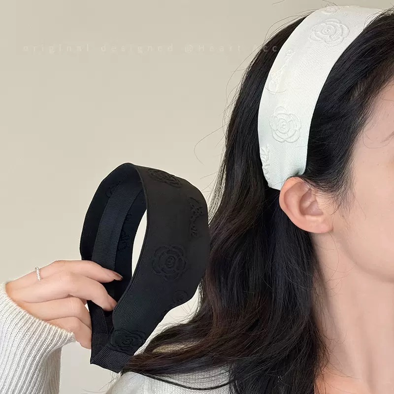 Soft and bouncy! The camellia flower delicately embossed wide-edge headband exudes a light luxury and a sense of high-end sophistication. It features a small fragrance style with embossed wide-edge headband pic 3