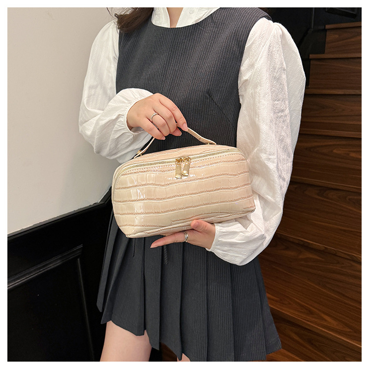 2025新款跨境亚马逊PU皮高级感鳄鱼纹大容量化妆收纳包多功能妈咪晚宴包袋皮具详情12