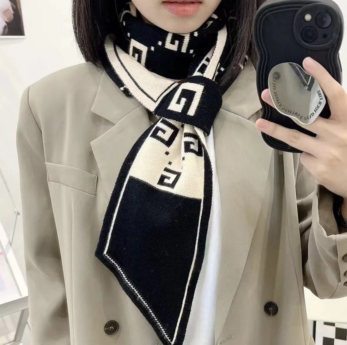 وشاح صغير وشاح صغير محك وشاح صغير، وهو وشاح صغير من الكوريتين ذو آذان صغيرة ضيقة،