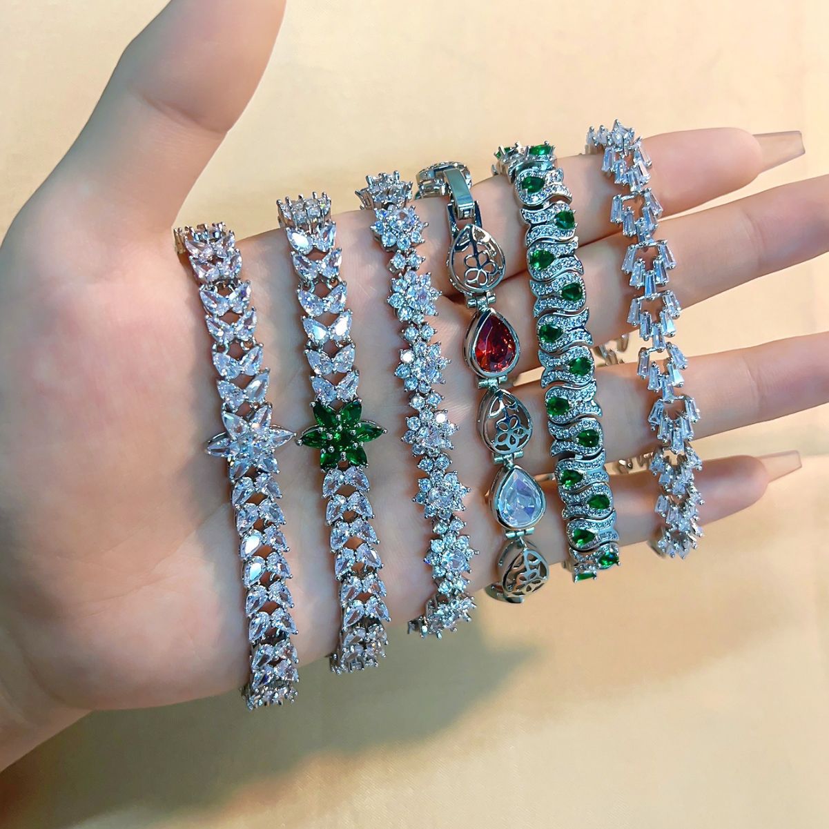 Kashi jewelry's high-end European and American style zircon bracelet and bangles are neutral, exaggerated and grand