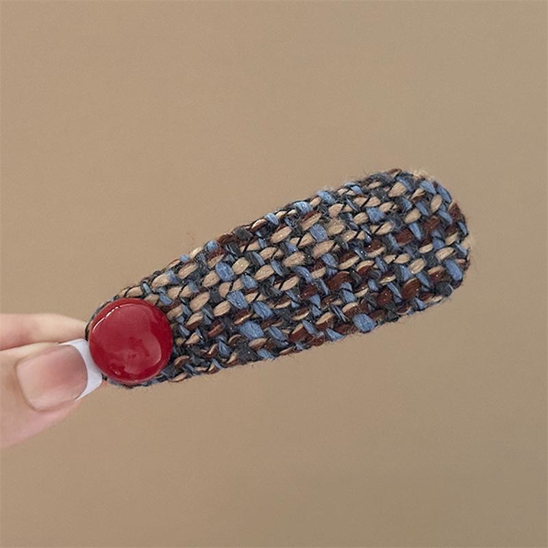 Korean headwear, niche design hair accessories, ins hair accessories, bangs clips, bb clips, sweet and elegant, red small chanel-style hair clips Application Scenario