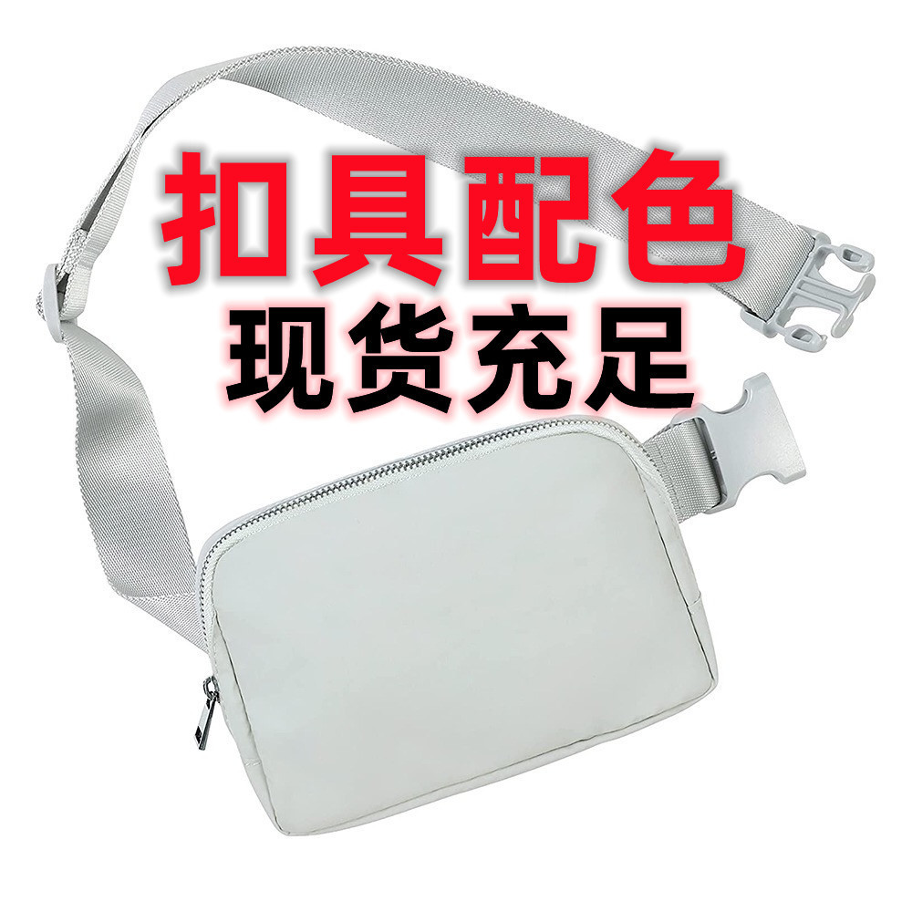 女士胸包实物图