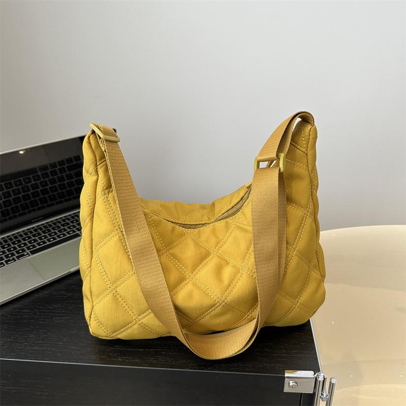 女士胸包实物图