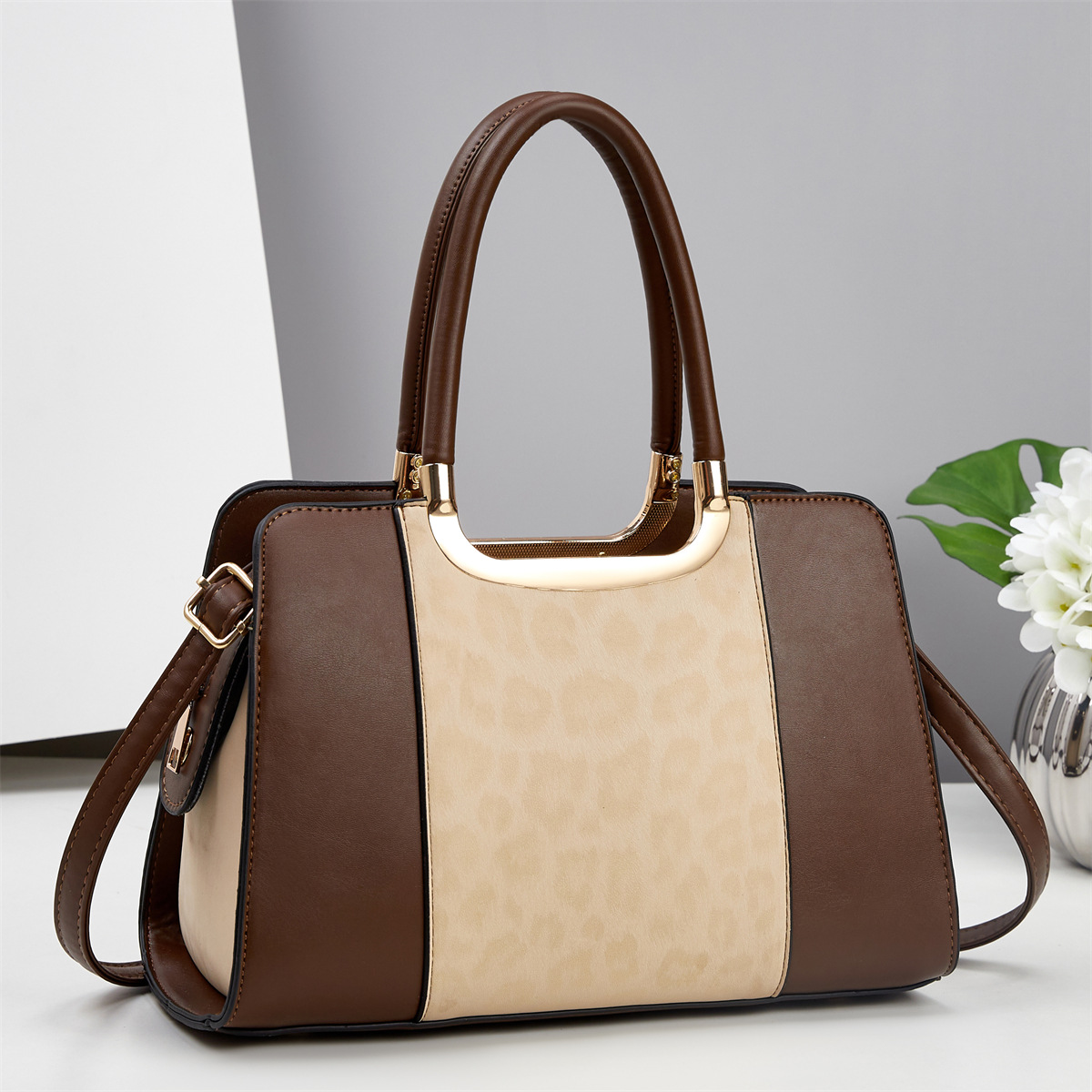 A new large-capacity handbag with leopard print color blocking, a trendy and versatile single-shoulder crossbody bag Specification image