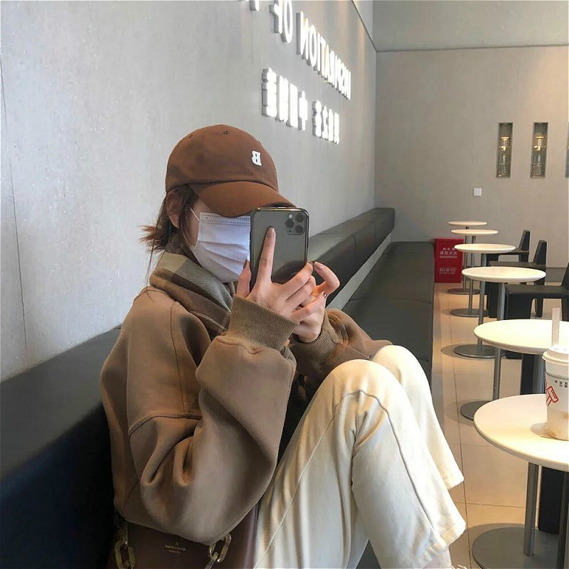 The B-letter cap for women is a Korean version of Instagram. It's versatile for spring and autumn and looks good on the face. It's a small winter coffee-colored baseball cap and a casual Japanese baseball cap Item Picture