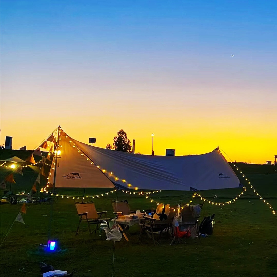 户外露营彩灯产品图