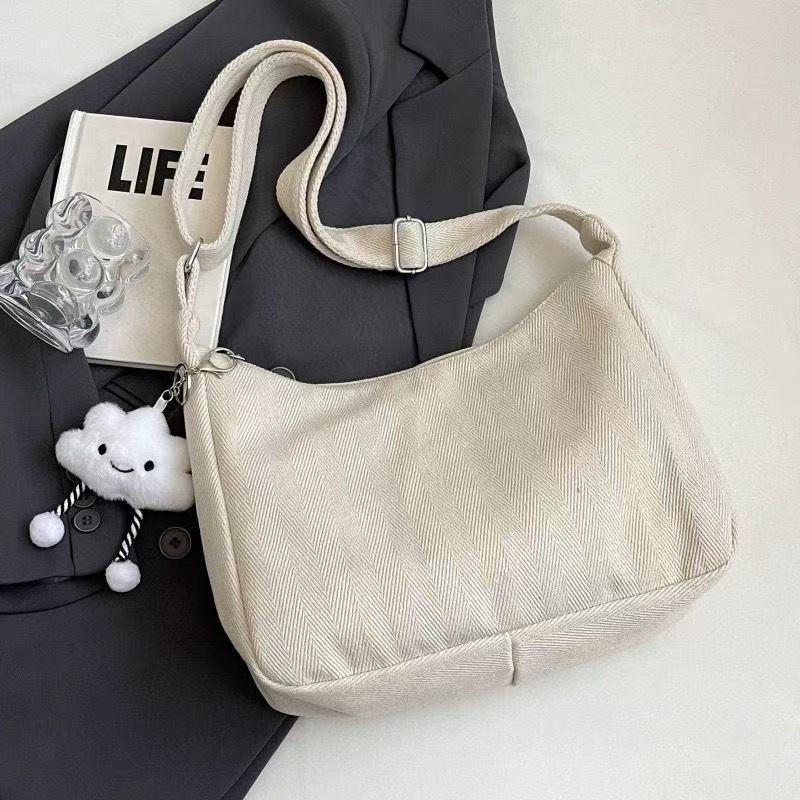 休闲帆布斜挎包女2025新款大学生上课潮牌小众百搭通勤单肩饺子包详情4