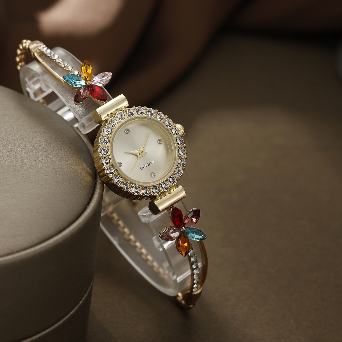 2024TEMU nueva moda pequeña fresca redonda con diamantes flores cadena mujeres cuarzo pulsera reloj conjunto de joyería details Picture