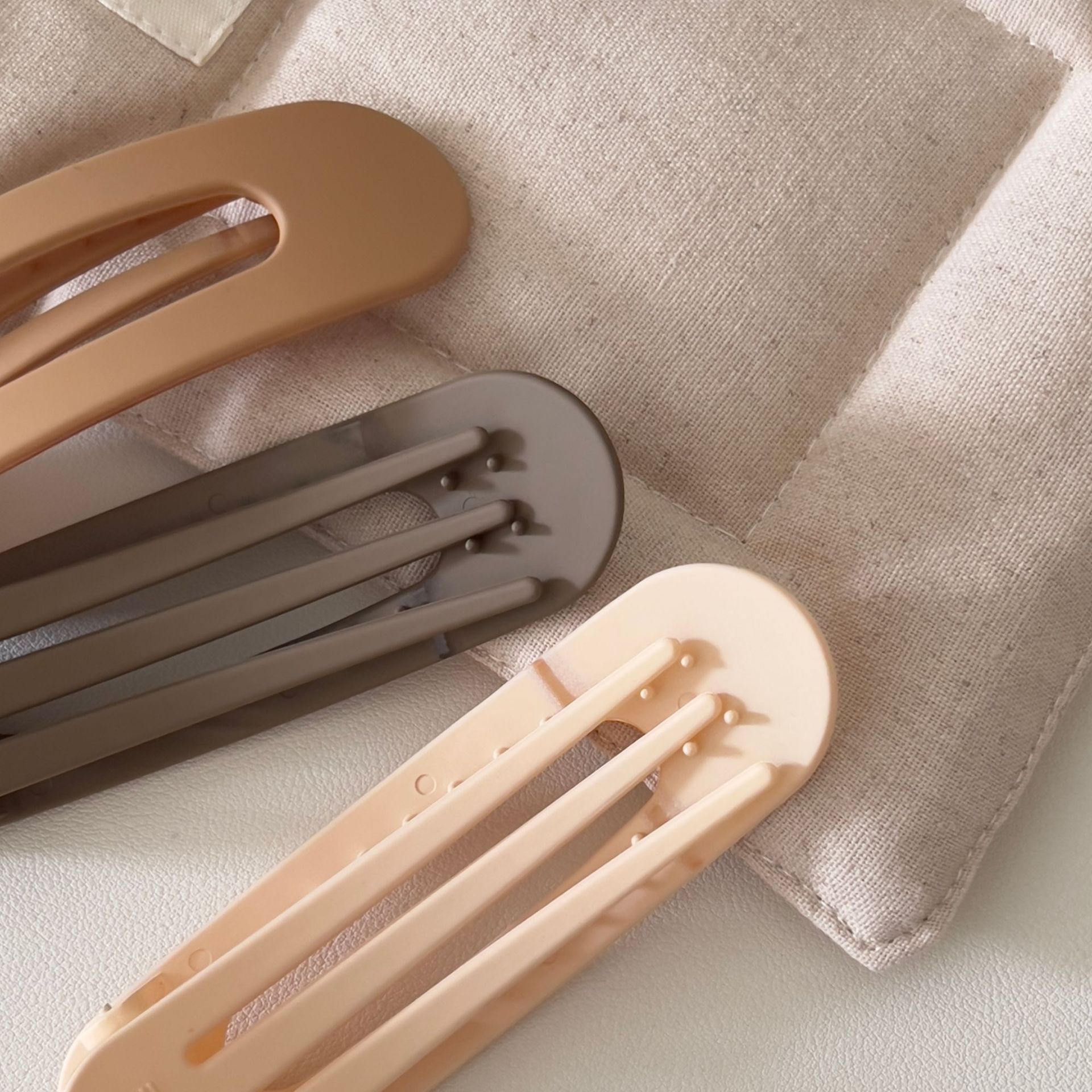 The back of the head features a super large facial hair clip, a simple and cute hairpin, a top clip, and a side duckbill clip as a headwear pic 15