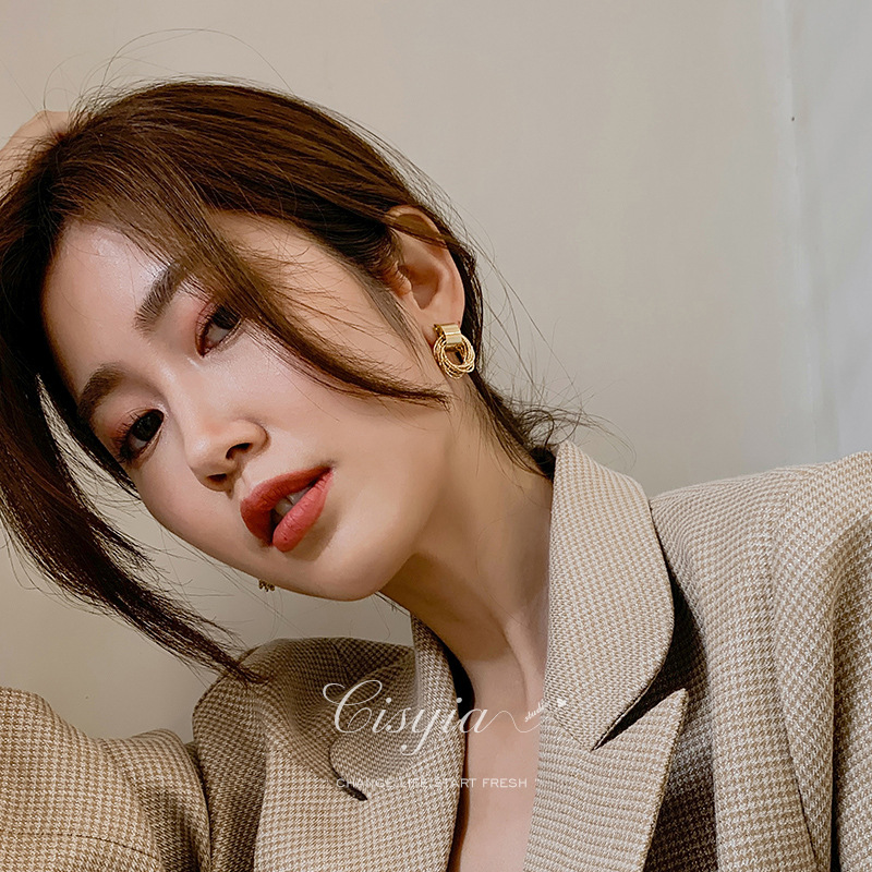 French retro metal stud earrings, a niche design for women, exude a sense of elegance and sophistication. New style in 2025, stylish and elegant Specification image