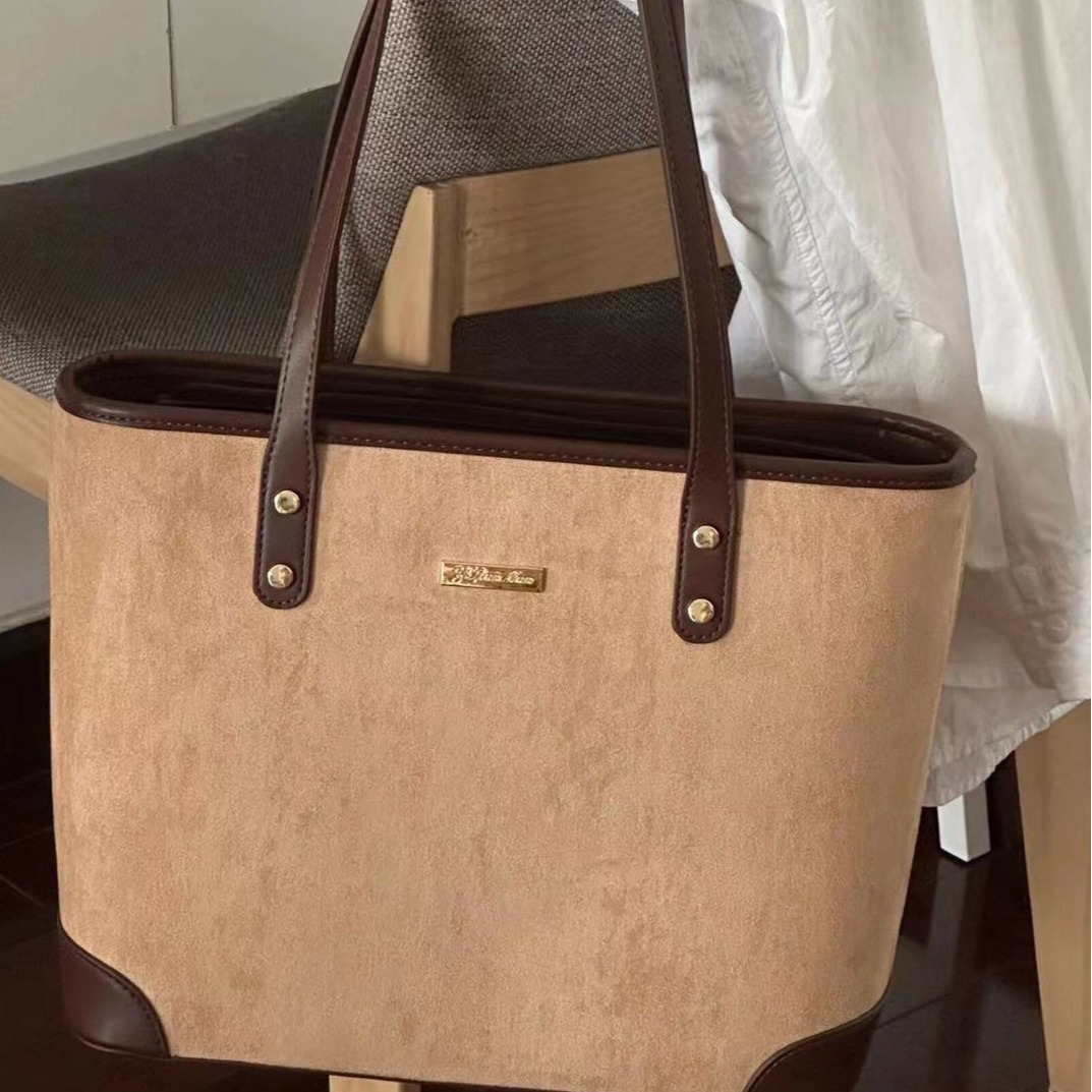 The Maillard large-capacity tote bag for autumn and winter, 2024 new model, is a fashionable school commuting bag and a shoulder bag details Picture