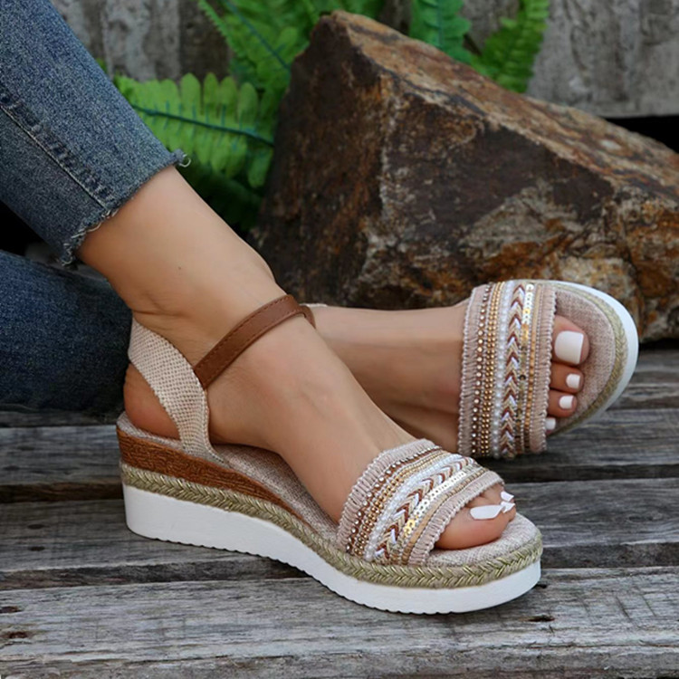 女式凉鞋实物图