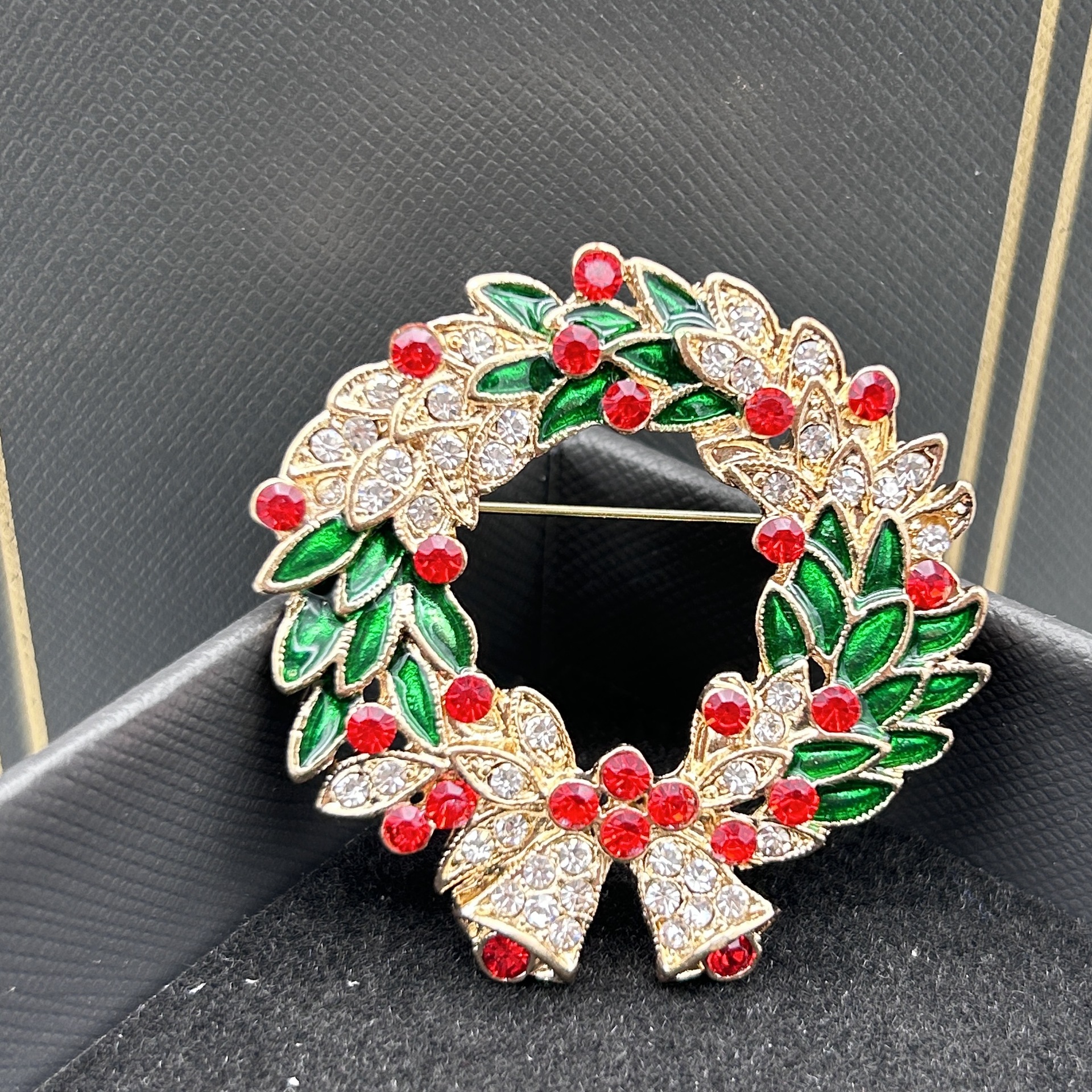 New Christmas Brooch Women Senior Sense Cute Santa Claus Anti-Slip Pin Fashion High-End Accessories Wholesale